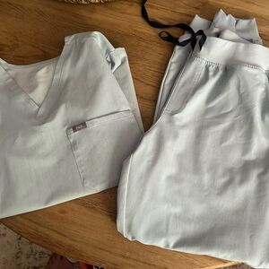 Figs Sky Blue Scrub Set. Catalina top XL & Zamora joggers Size L Like New
